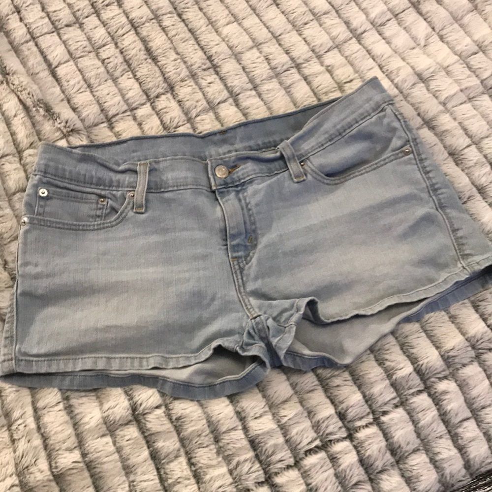 Cute light wash Levi’s shorts
